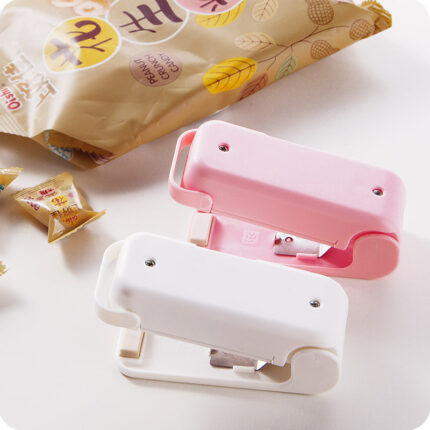 Portable Mini Sealer Home Heat Bag Plastic Food Snacks Bag Sealing Machine Food Packaging Kitchen Storage Bag Clips (Random Color)